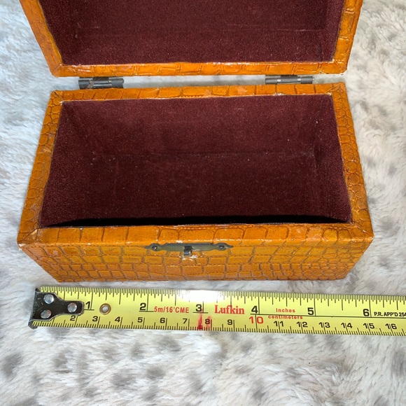 Vintage Very Small Jewelry or Treasure Box Velvet Lined - Picture 3 of 5